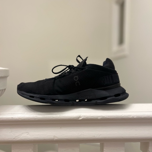 Men's 9.5US - On Cloud x Swiss Engineering 'All Black' - Picture 4 of 7